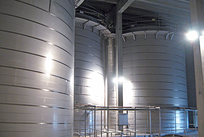 Tre drikkevannsbassenger med en kapasitet på 800 m³ hver i bygningen.