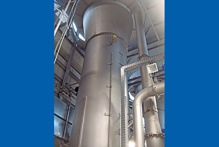 Reaktor for rask avkarbonisering med dosering av kalkmelk